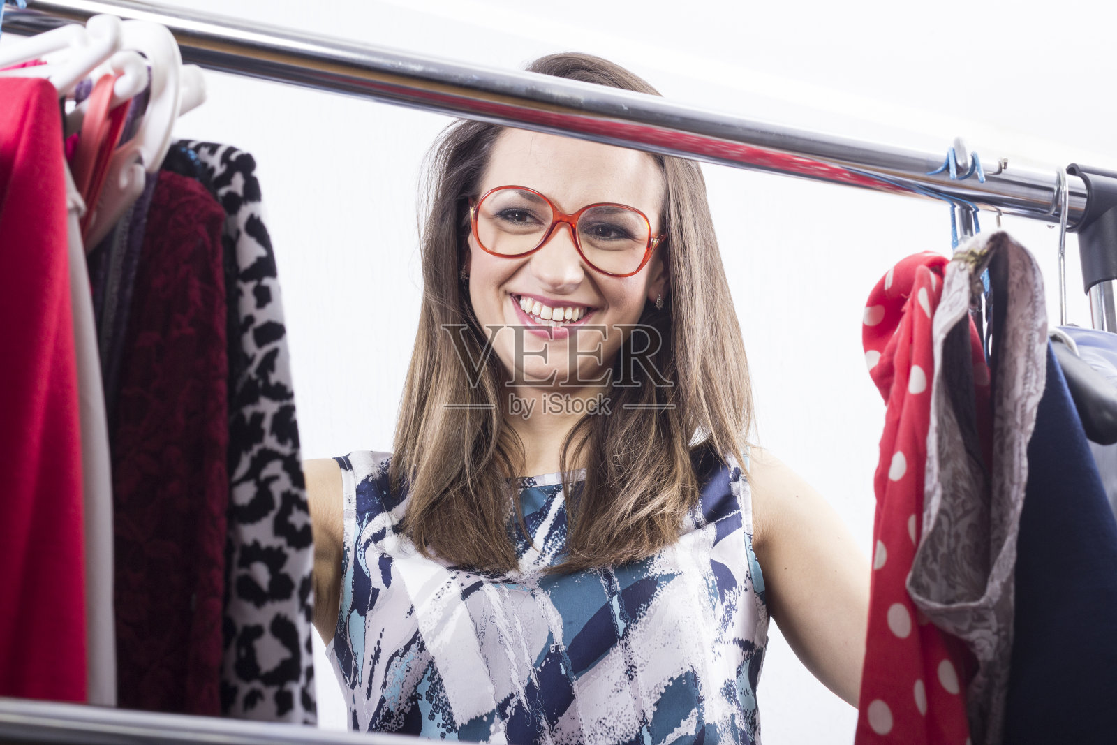 工作室拍摄的年轻模特选择服装穿照片摄影图片