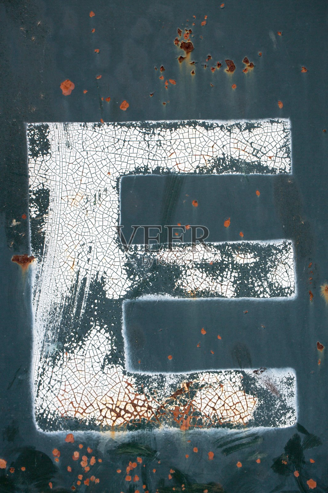 垃圾箱背景与风化的E漆在上面照片摄影图片