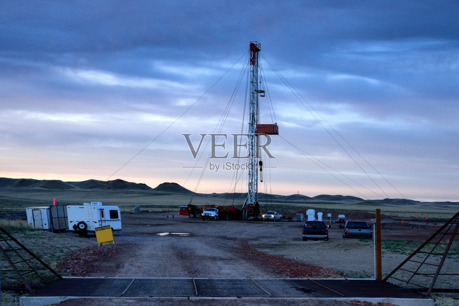 草原上的水力压裂钻机照片摄影图片