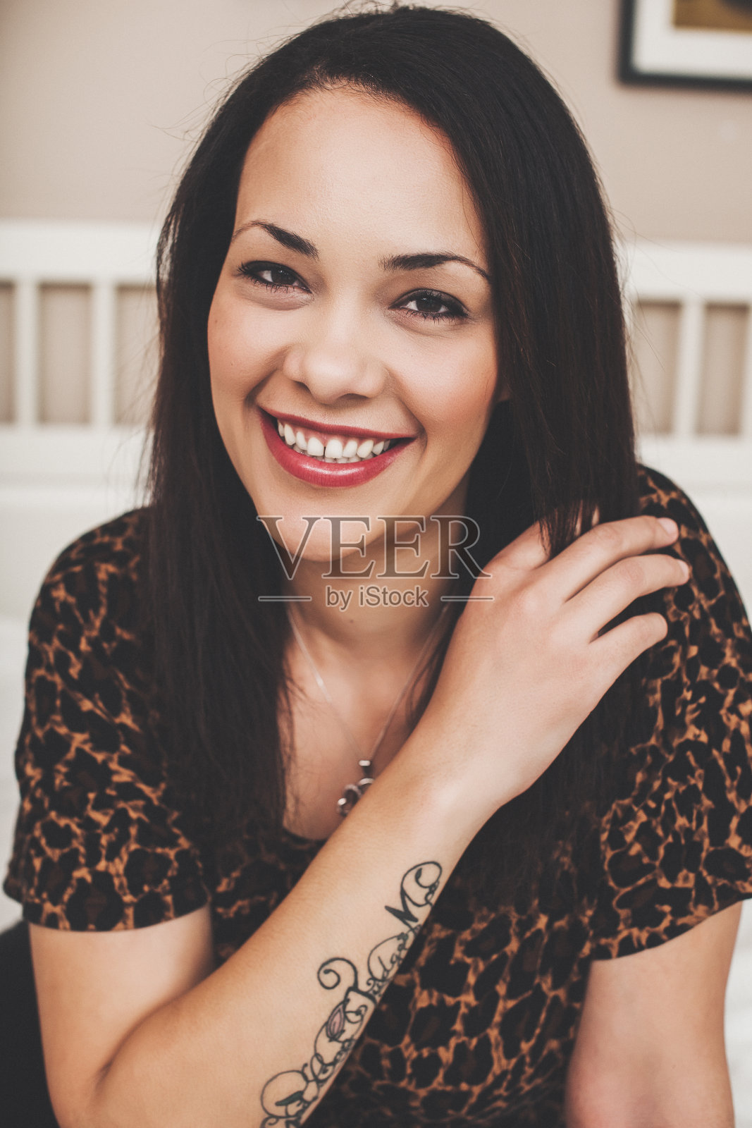 漂亮女人在家照片摄影图片