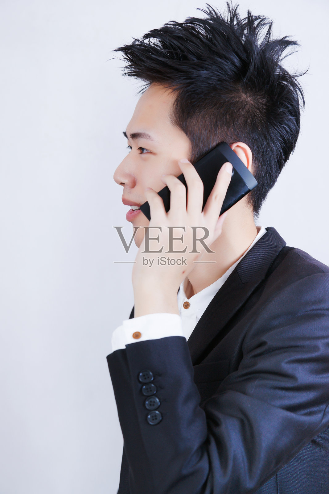 有魅力的男人在用手机照片摄影图片