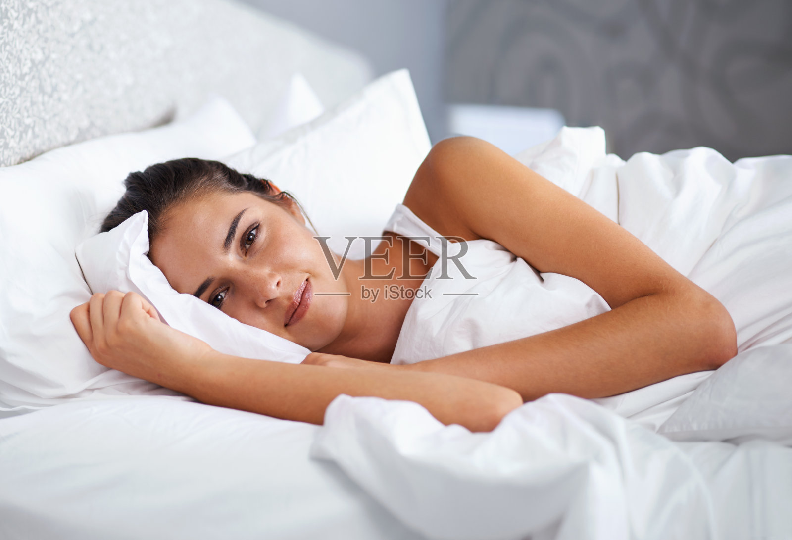 穿着白床单的公主照片摄影图片