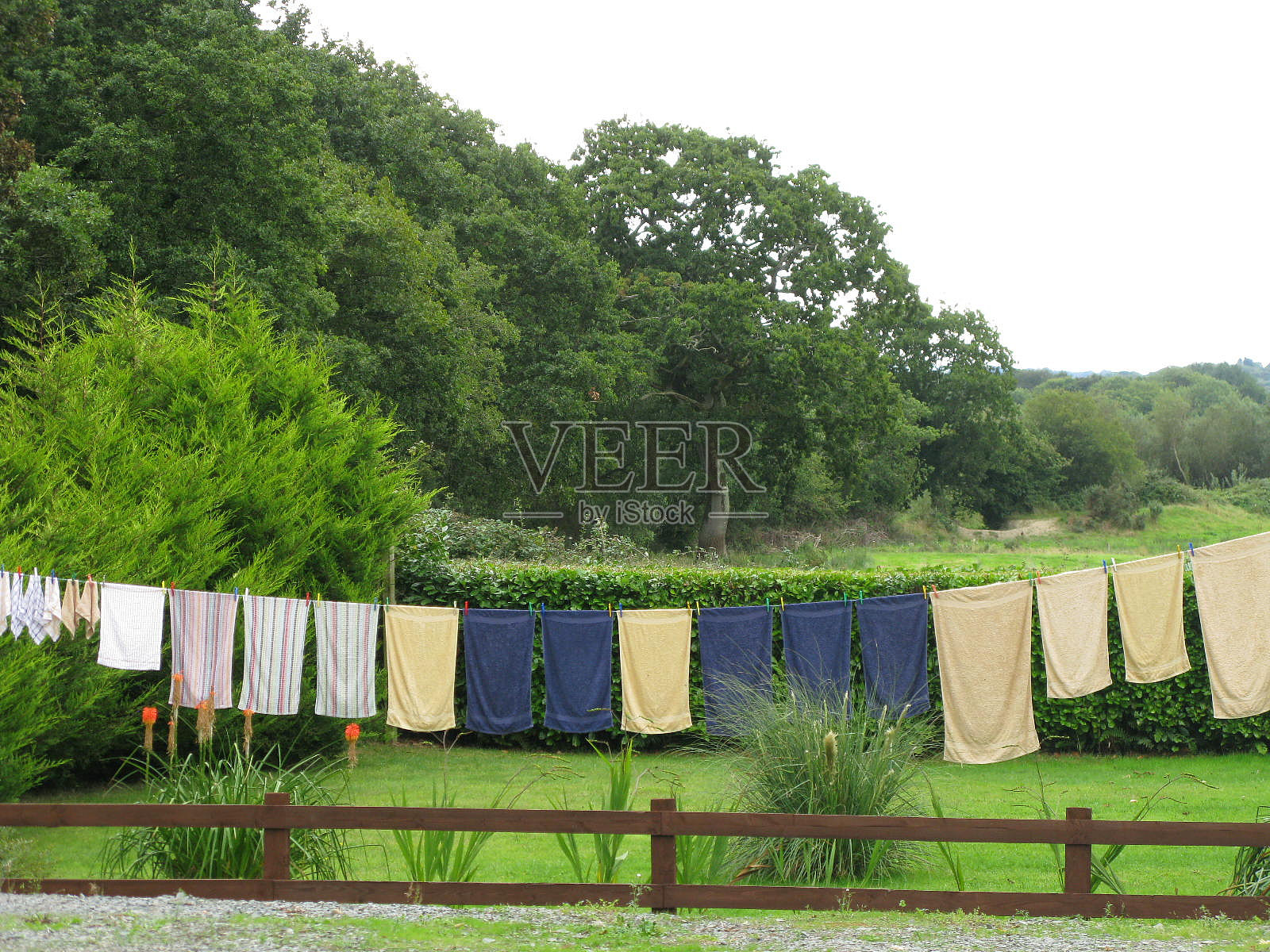 待晾干的衣物照片摄影图片