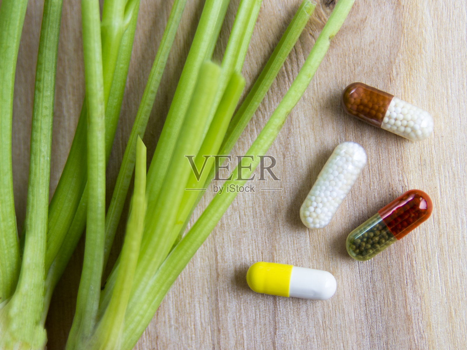 绿色茎上的蒴果照片摄影图片