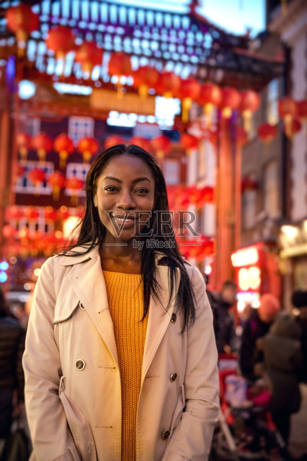 伦敦唐人街,一个女人走在晚上和朋友见面照片摄影图片