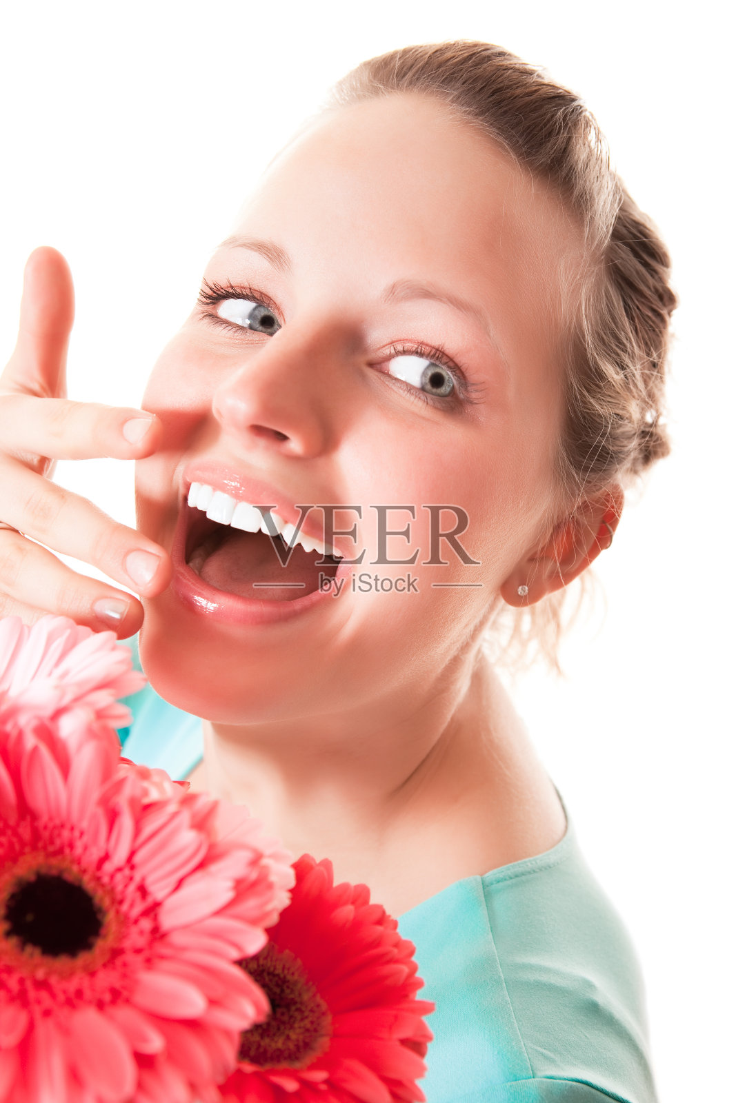 微笑的女人抱着非洲菊照片摄影图片