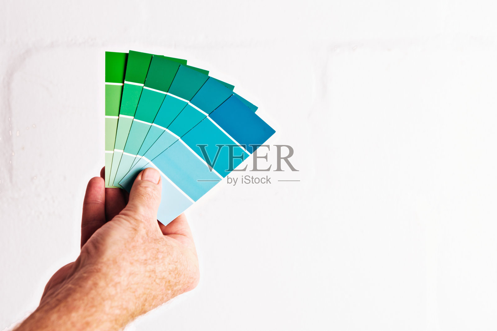 手持蓝色的油漆色块照片摄影图片