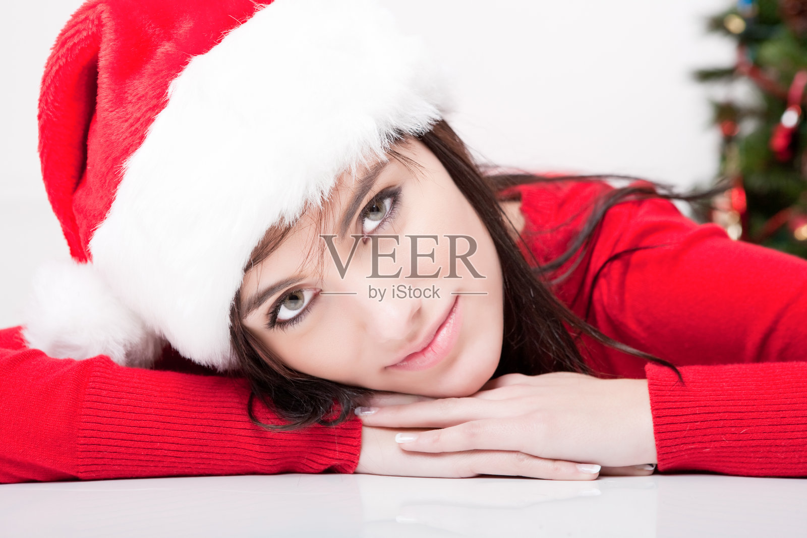 特写的美丽的女人休息下巴上的手照片摄影图片