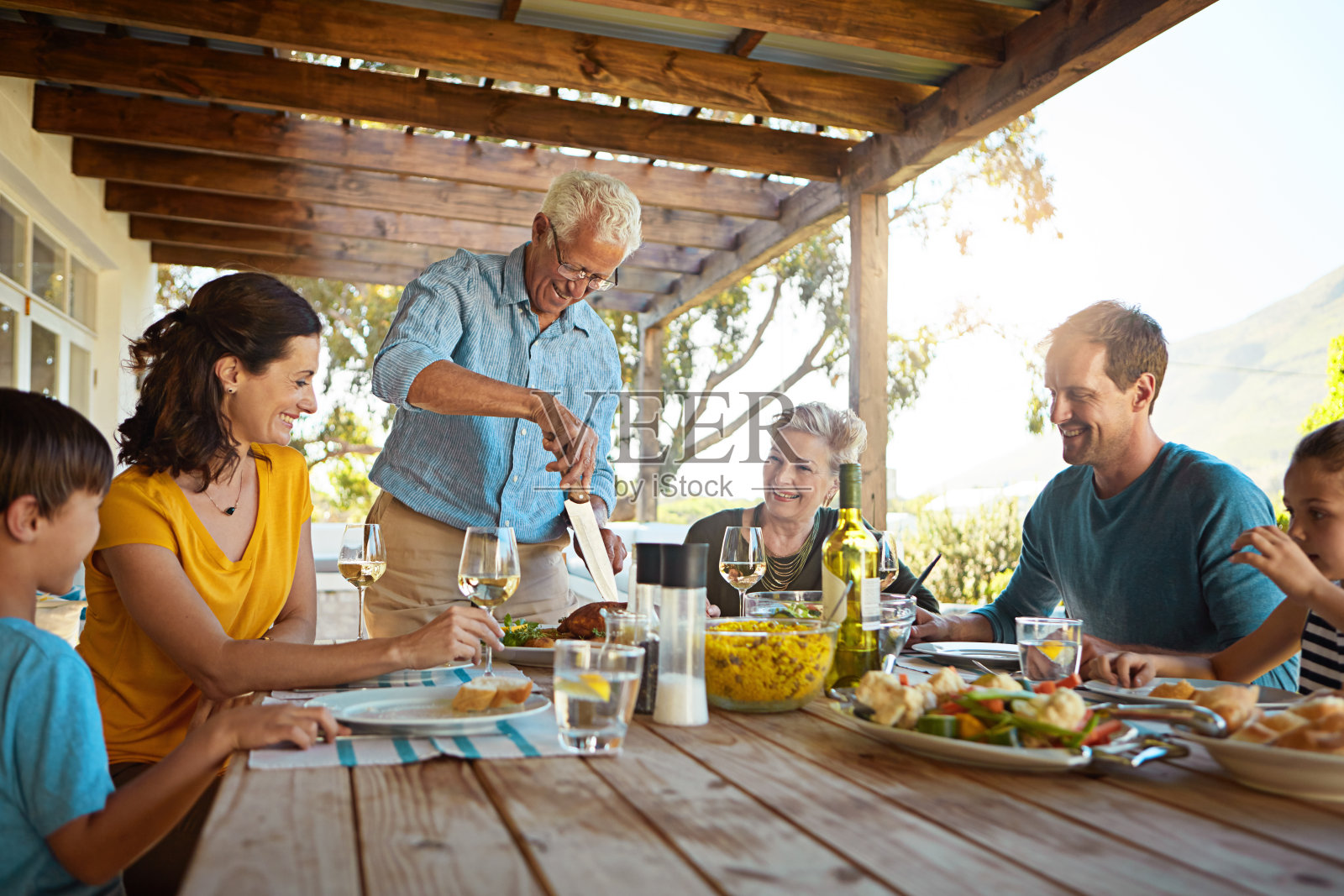 全家人聚在一起吃美味的周日烤肉照片摄影图片