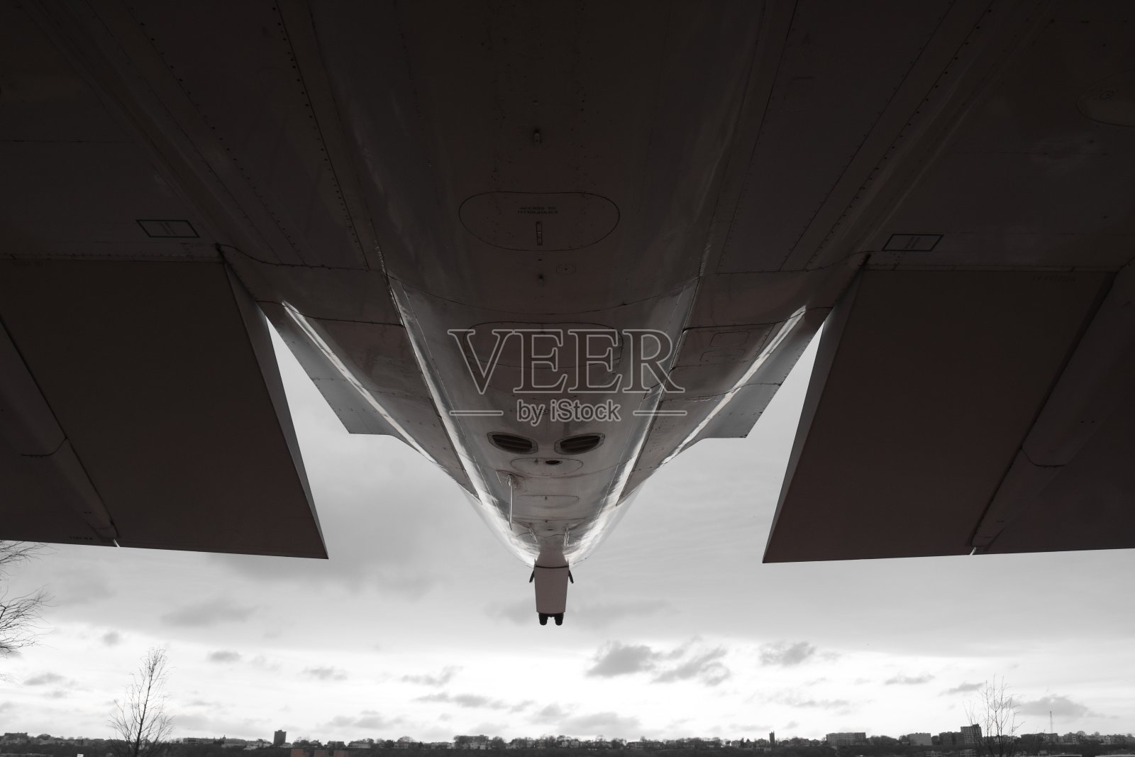 在战斗机下面照片摄影图片