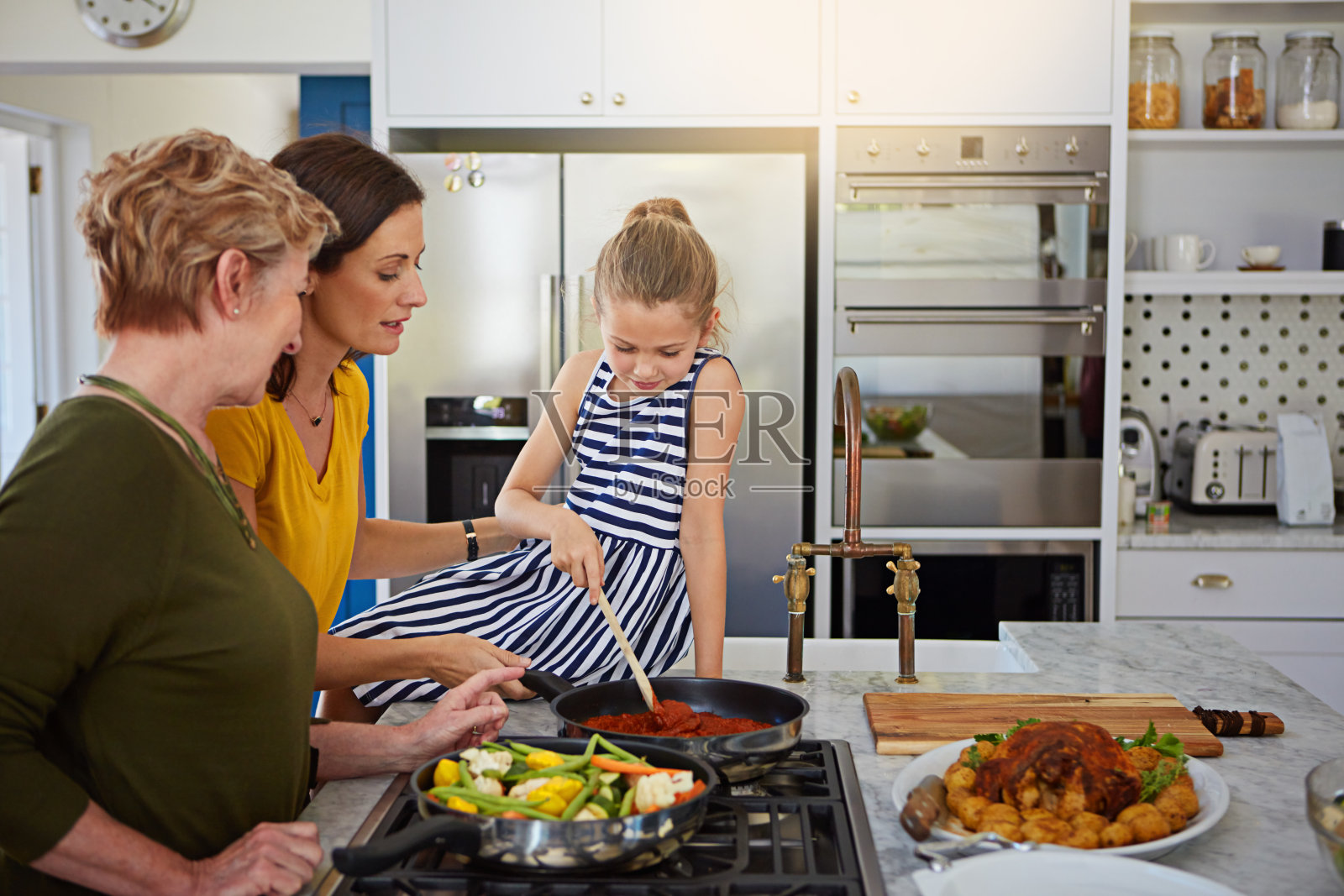 妈妈教我这个食谱,现在我要教我女儿照片摄影图片