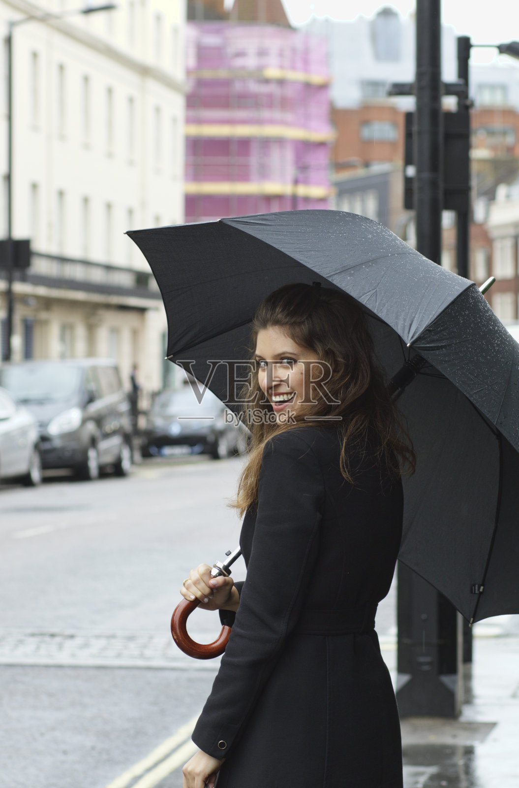 微笑的俄罗斯户外女孩时尚伞在伦敦贝尔格莱维亚照片摄影图片
