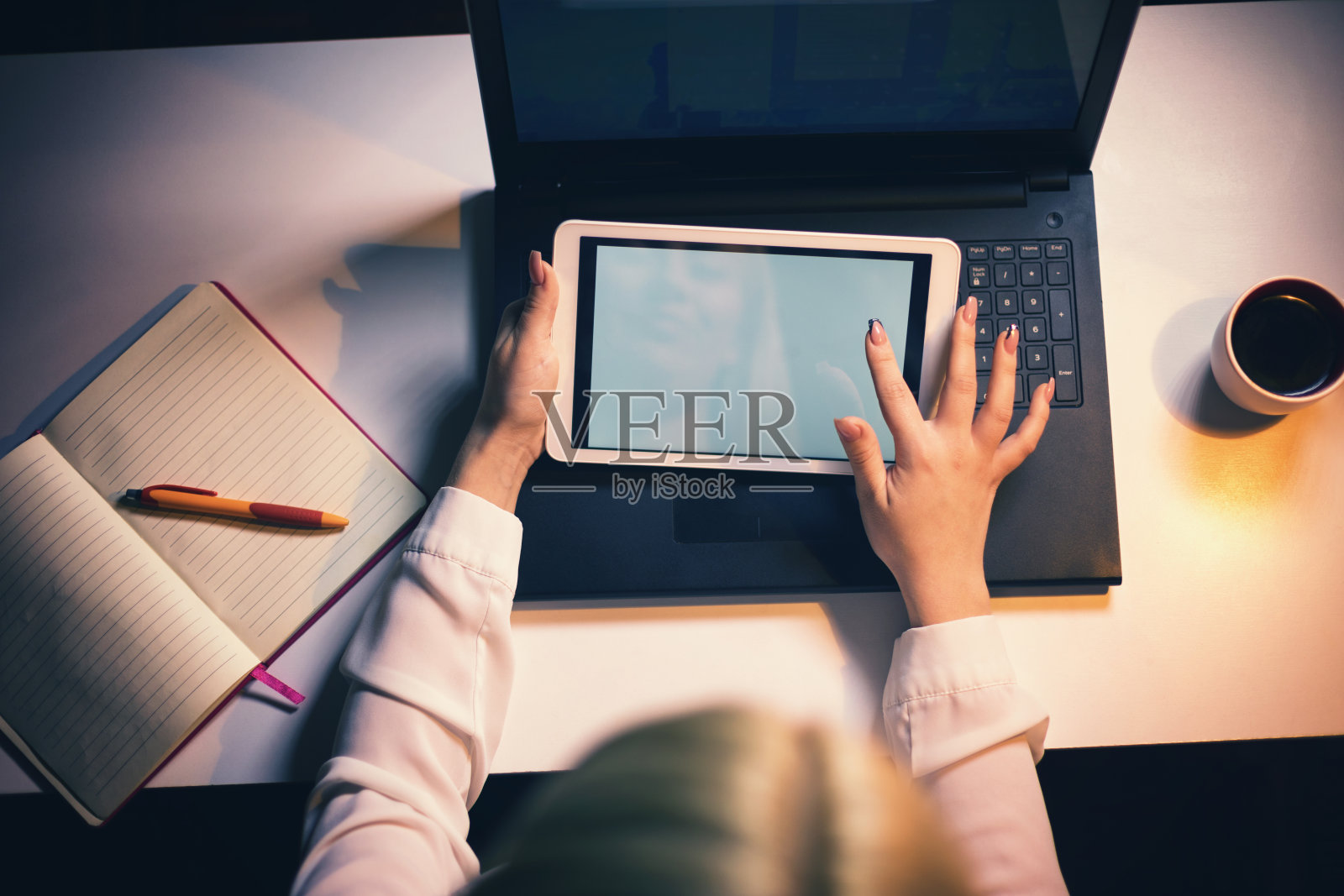 工作到深夜的年轻女性照片摄影图片