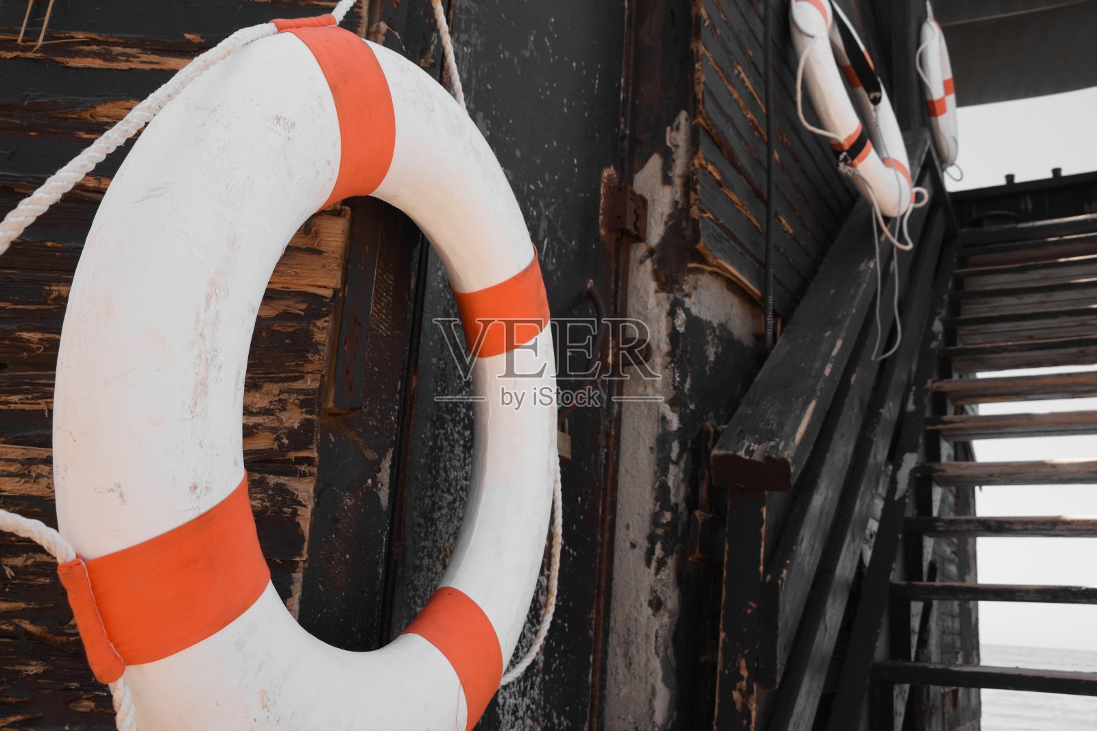 救生员帐篷上的救生圈照片摄影图片