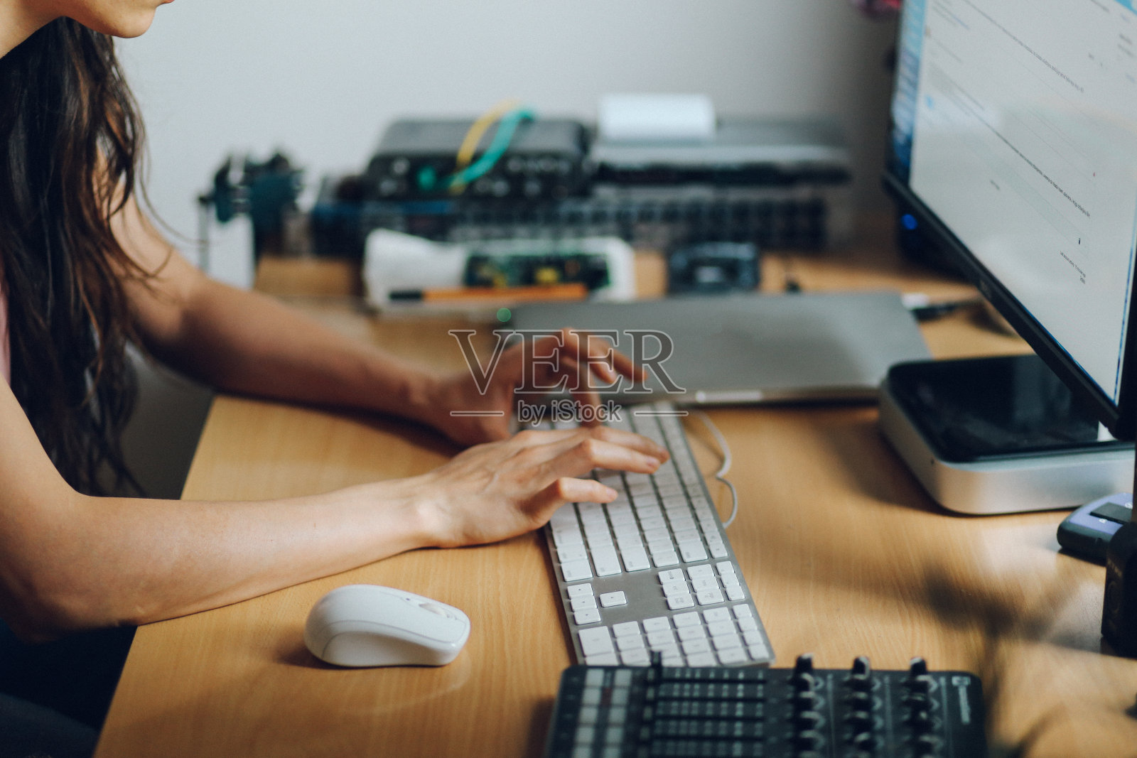 在家庭公寓和工作室工作的女人照片摄影图片