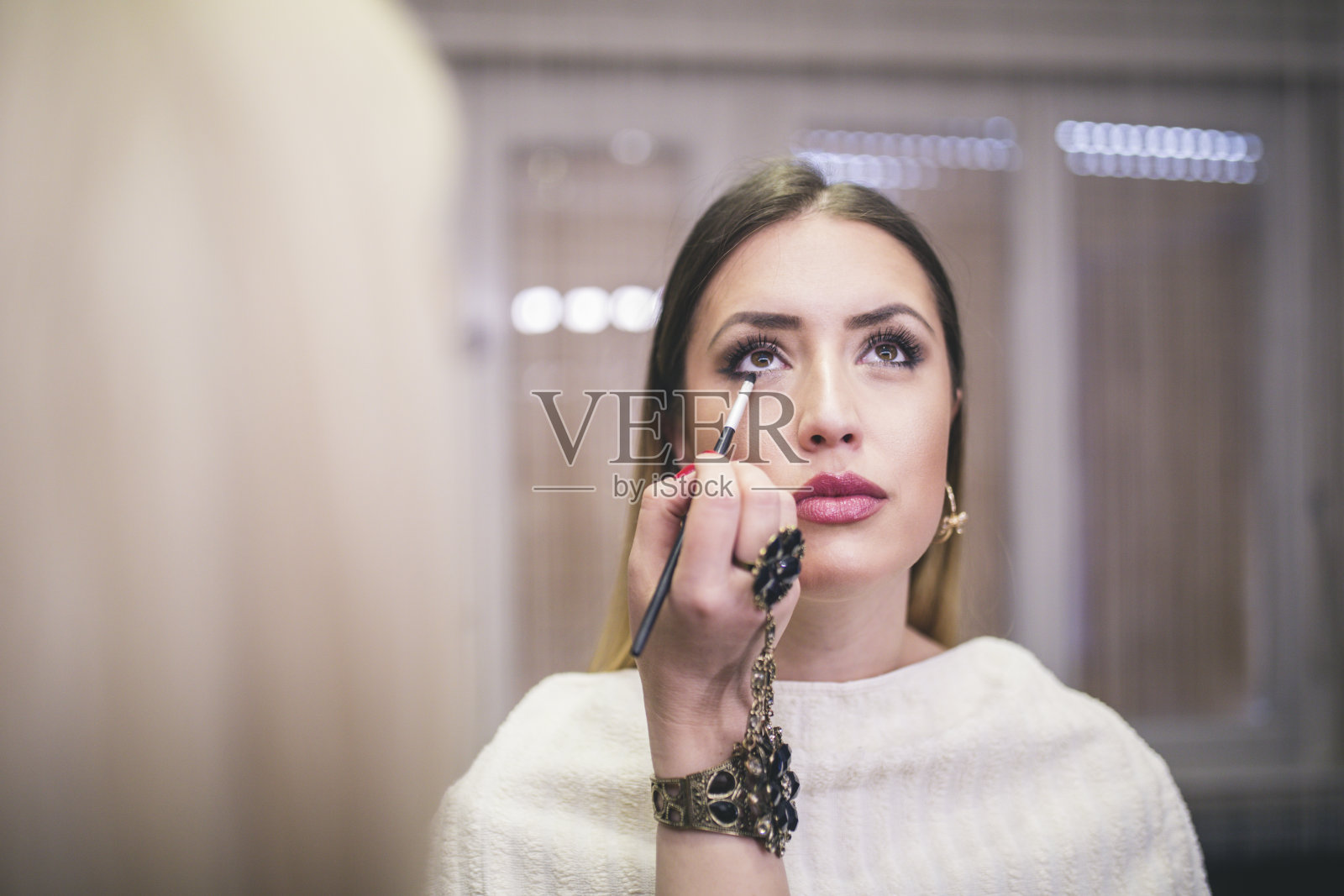 化妆师为她的朋友化妆。真实的人。照片摄影图片