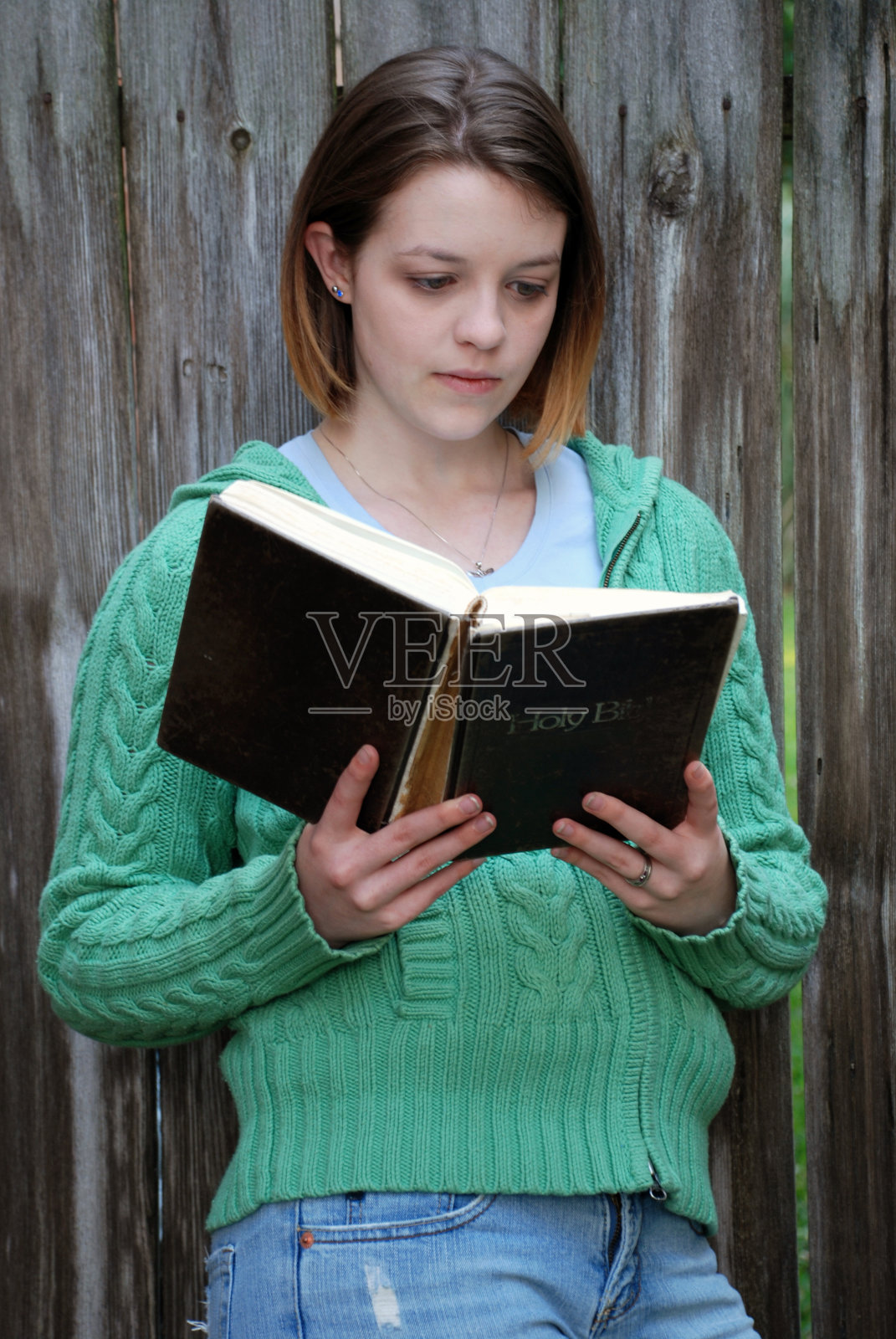 读圣经的女孩照片摄影图片