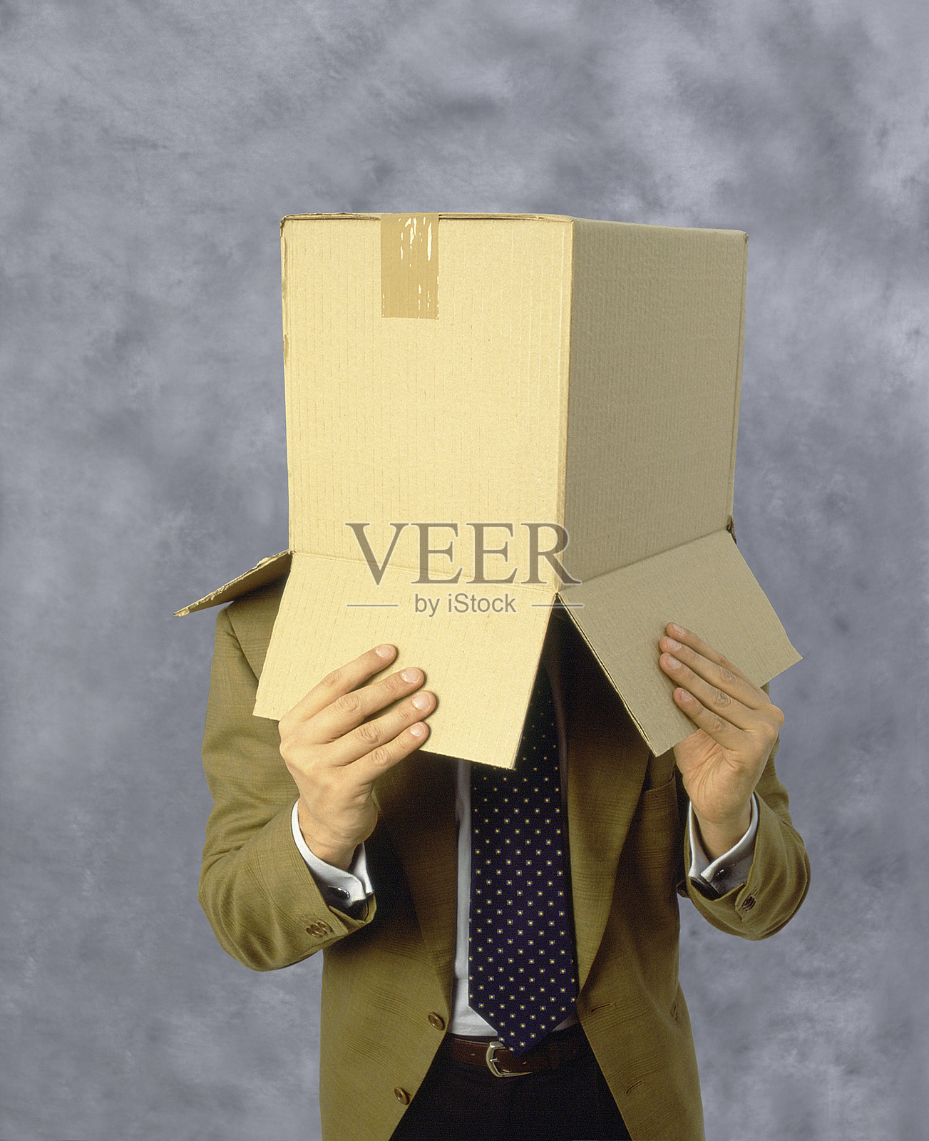 头上有个盒子的男人照片摄影图片