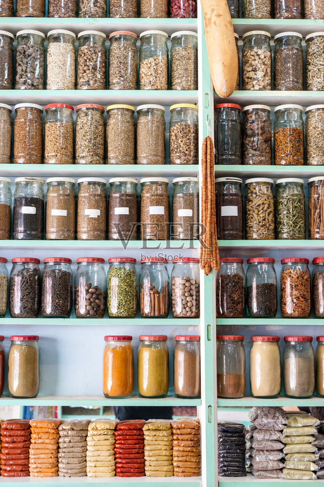 传统市场中的草药和香料照片摄影图片