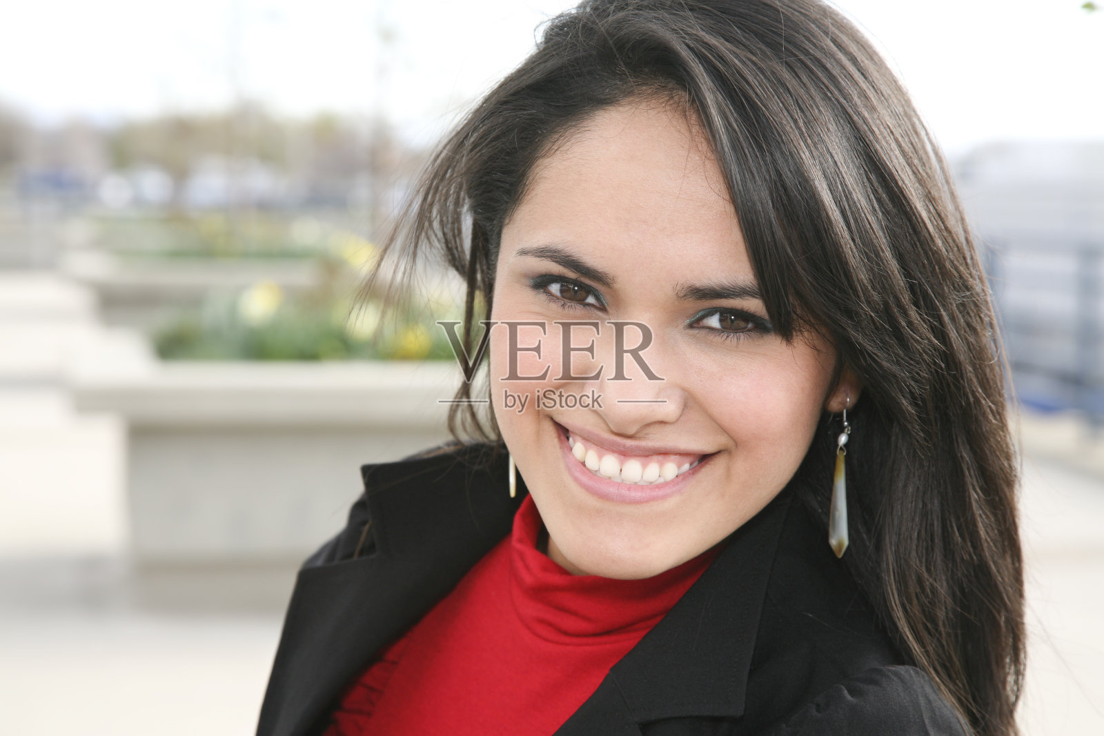 年轻漂亮的女商人在办公大楼前照片摄影图片