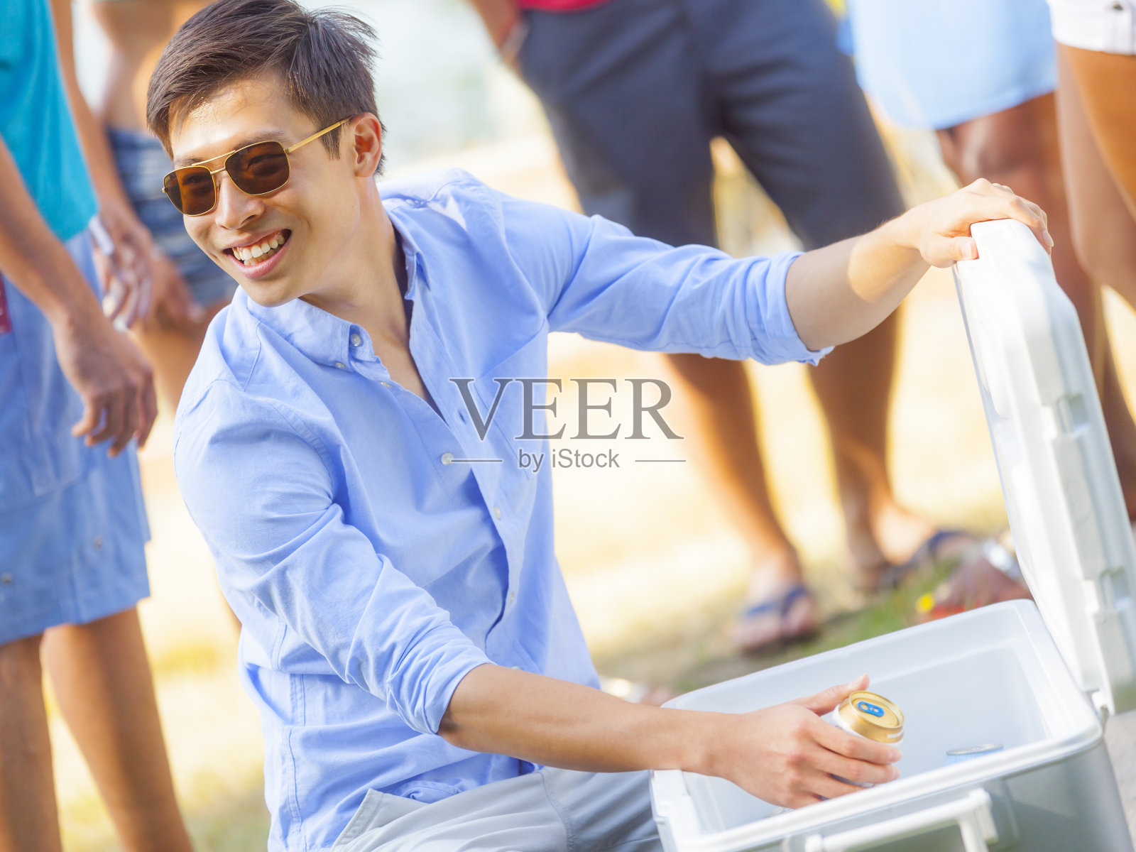 后院烧烤聚会照片摄影图片