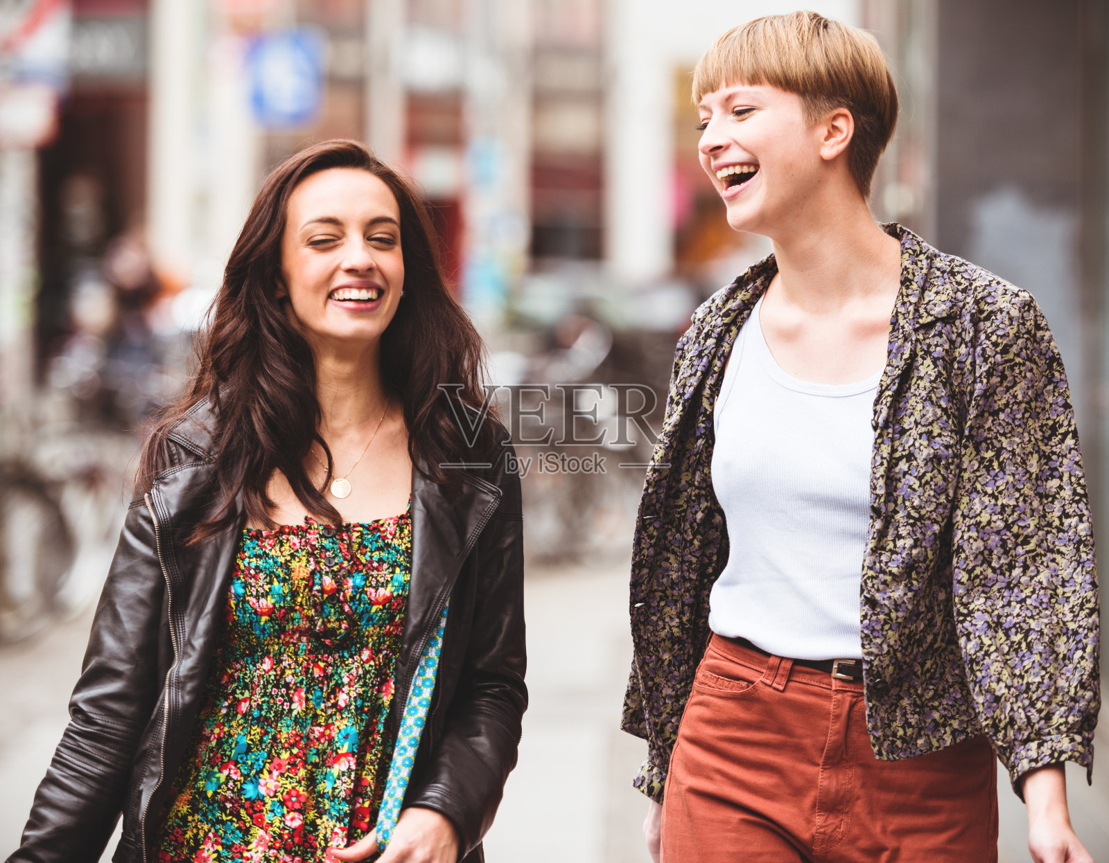 朋友漫步在幸福的城市照片摄影图片