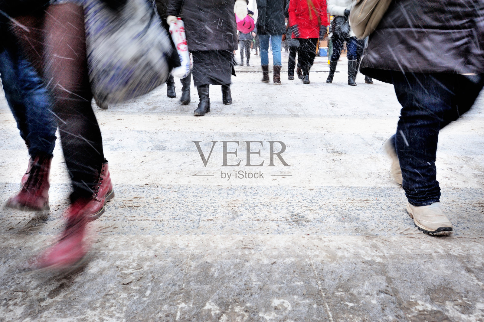 冬天行人过马路照片摄影图片