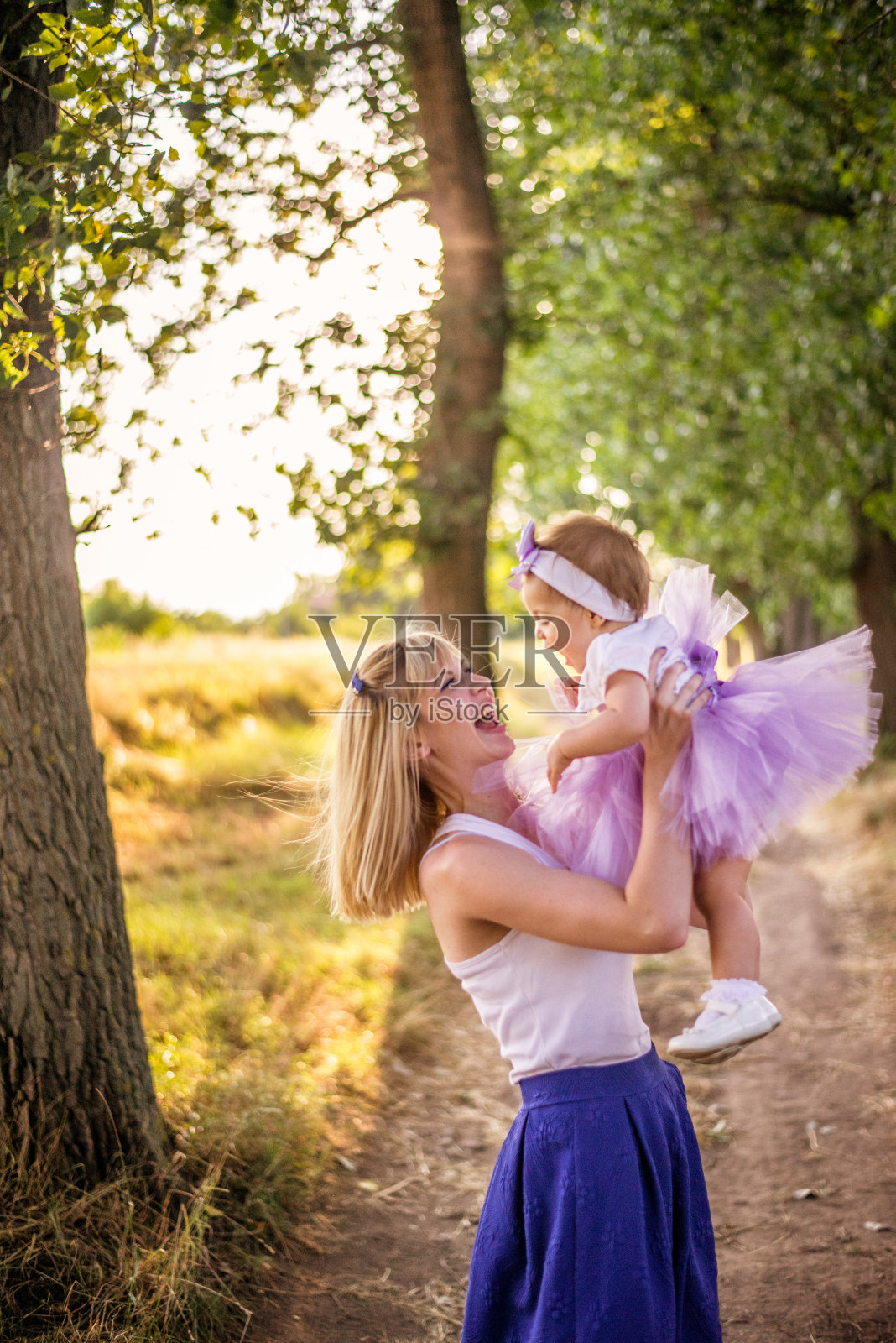 快乐的妈妈和宝贝女儿照片摄影图片