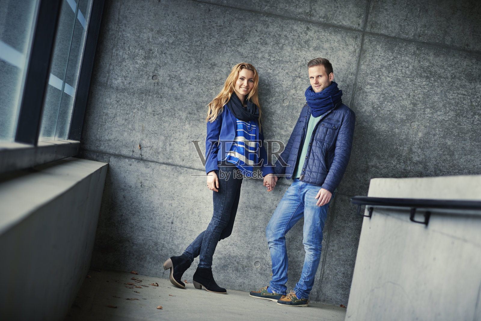 靠在墙上的夫妇照片摄影图片