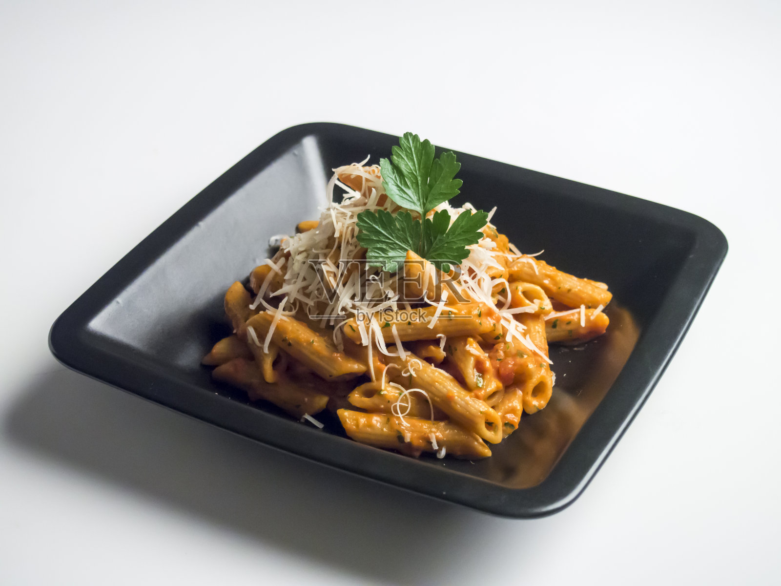 加肉酱的通心粉照片摄影图片