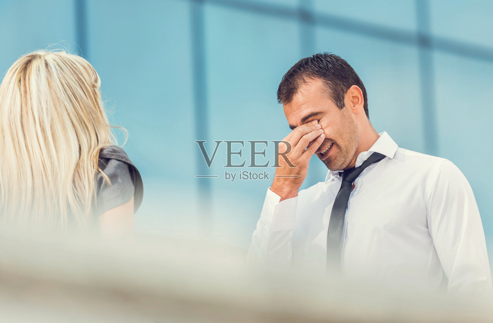 紧张的商人和他的同事在户外。照片摄影图片