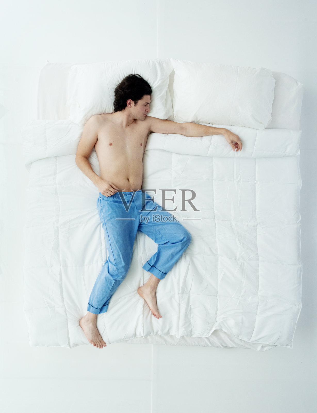 上图男子睡在床上照片摄影图片