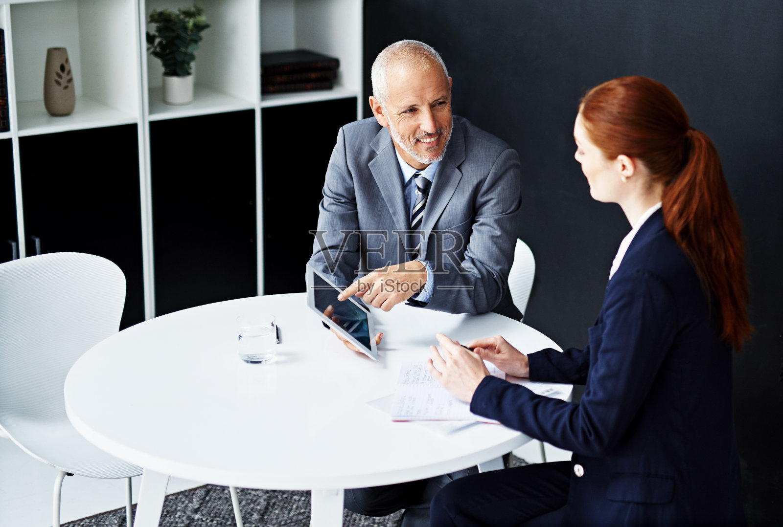 互相交流想法照片摄影图片