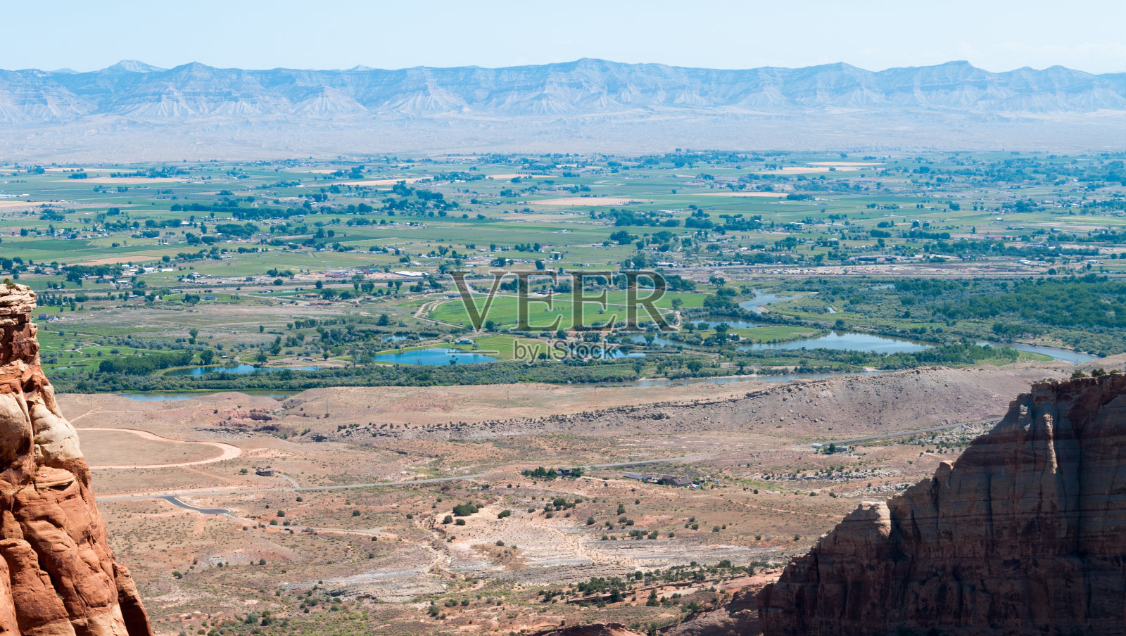 从科罗拉多国家纪念碑看到的大章克申,科罗拉多州照片摄影图片