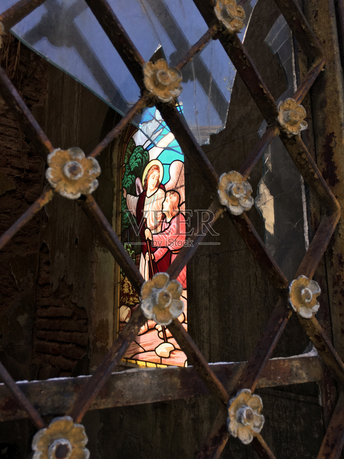 受损的陵墓照片摄影图片