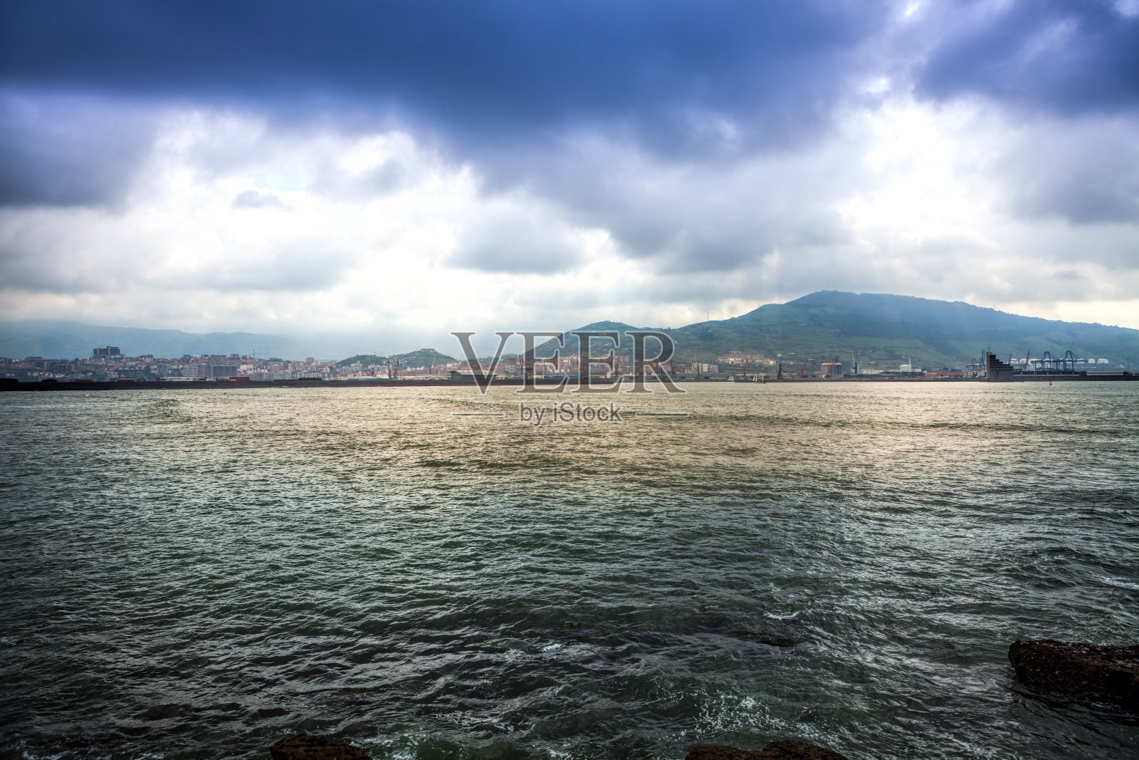 毕尔巴鄂海边的工业景观。西班牙照片摄影图片