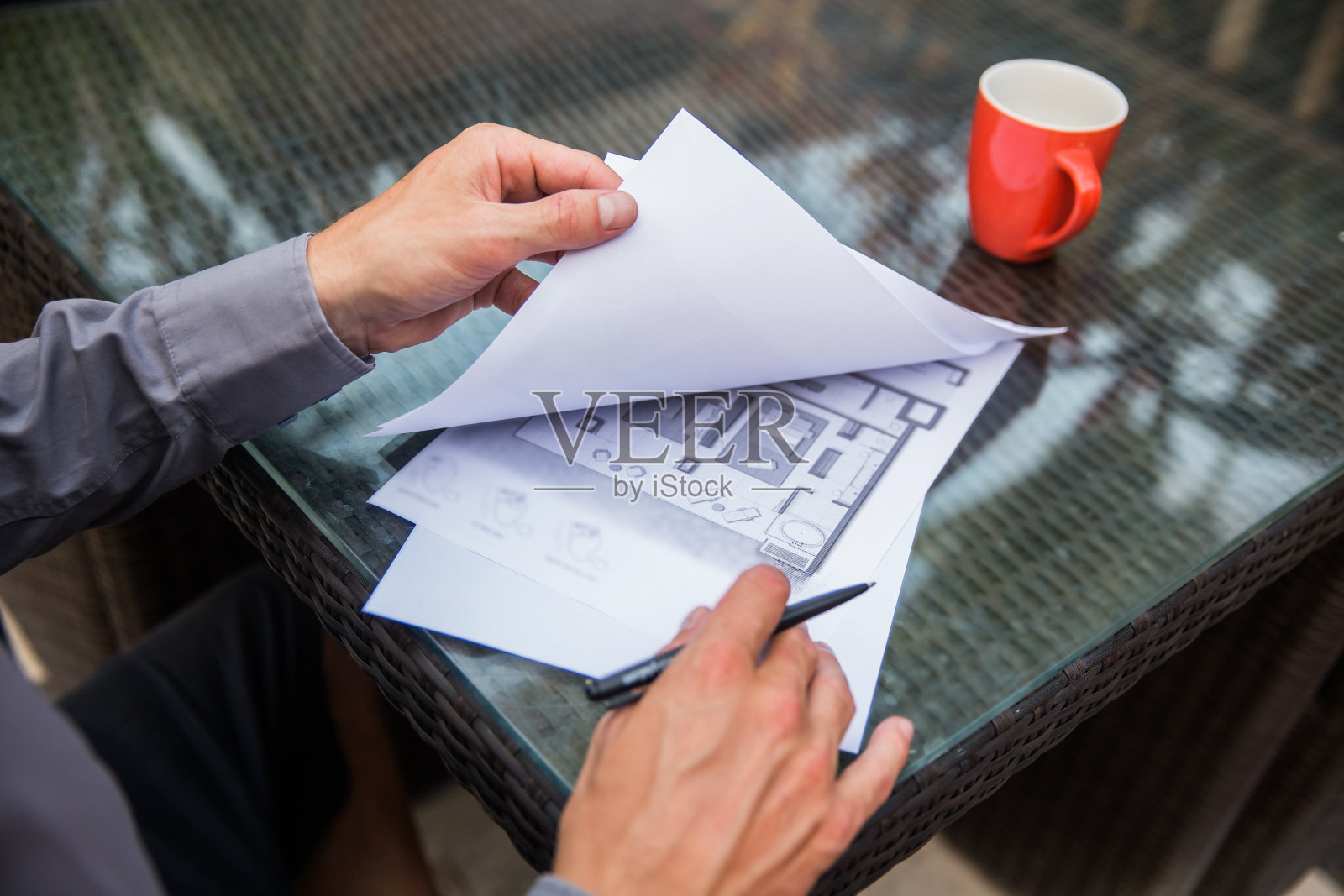 建筑师审阅蓝图照片摄影图片