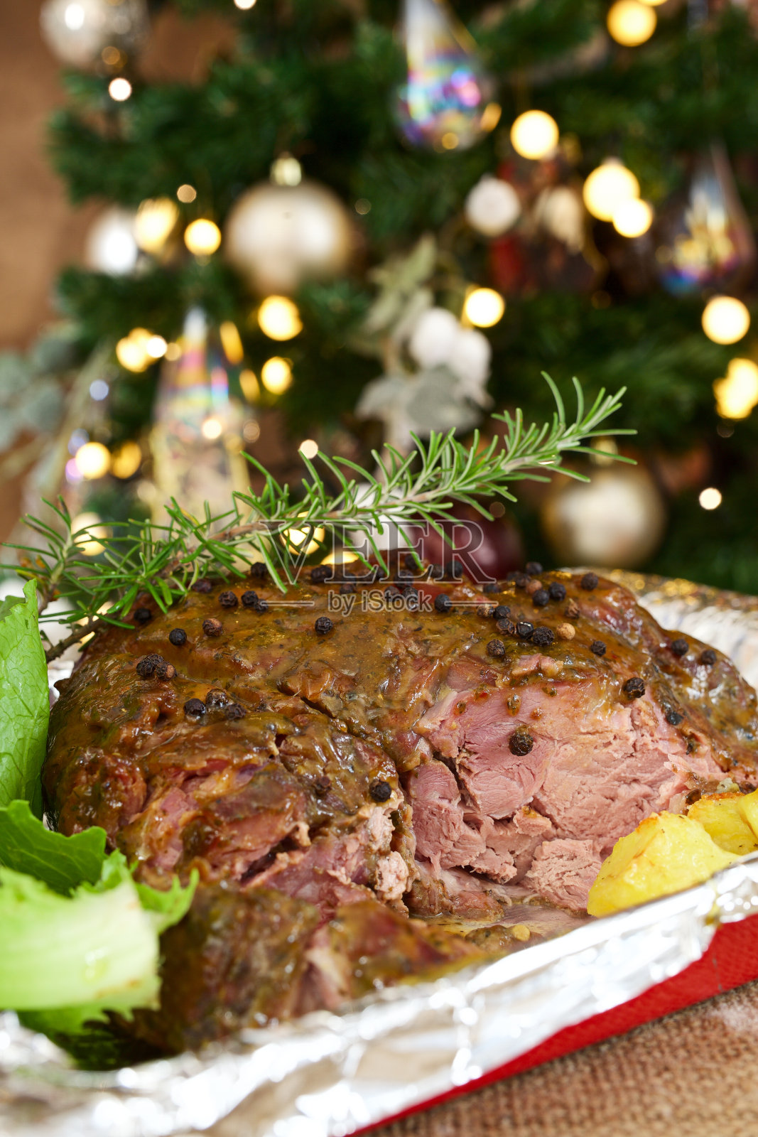 用真空烹饪的羊肩肉配上蜂蜜和芥末照片摄影图片