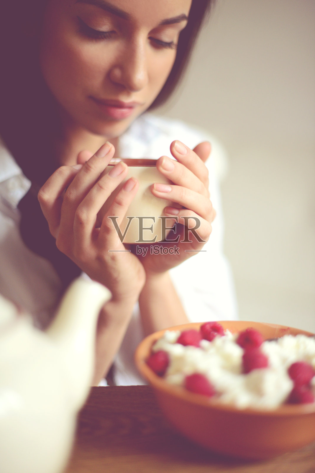 年轻的褐发女人在室内。照片摄影图片