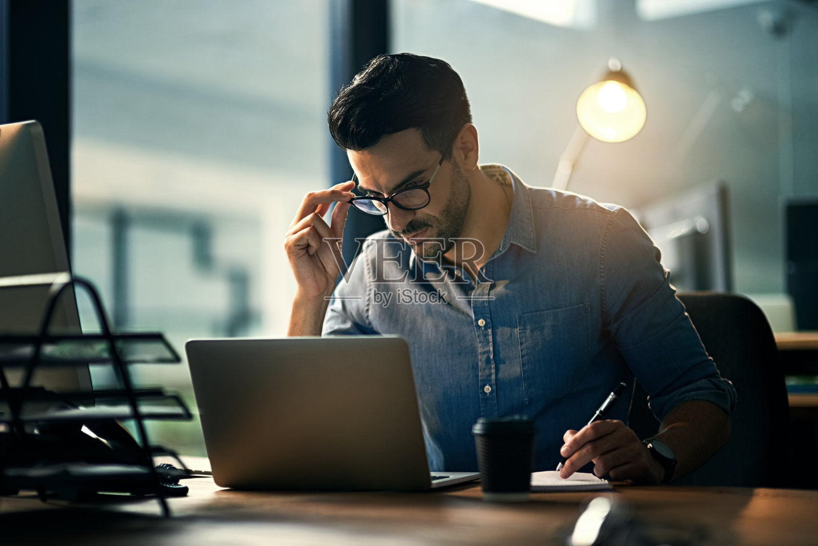 发展企业需要勇气和努力工作照片摄影图片