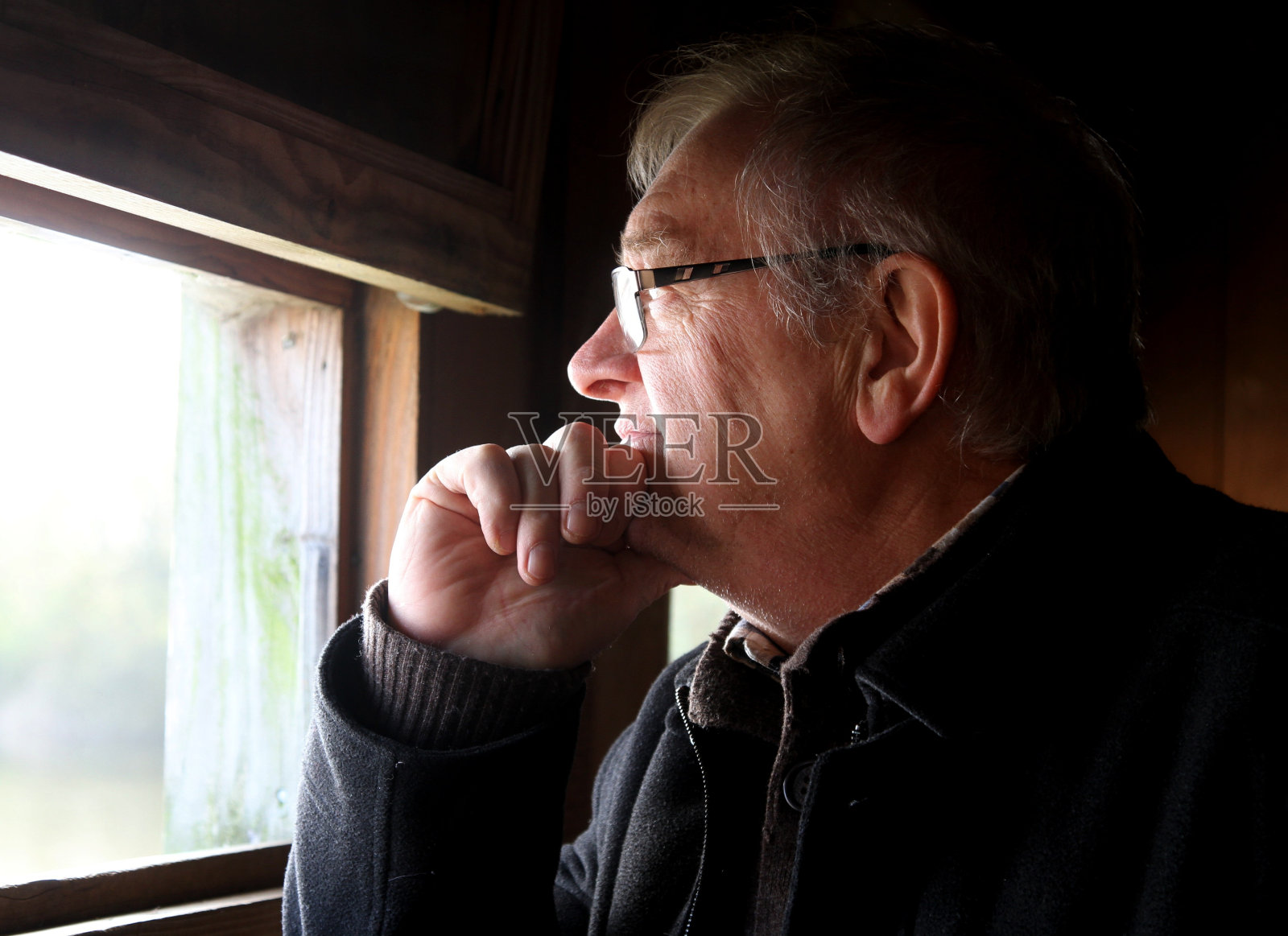 深思熟虑的高级人照片摄影图片