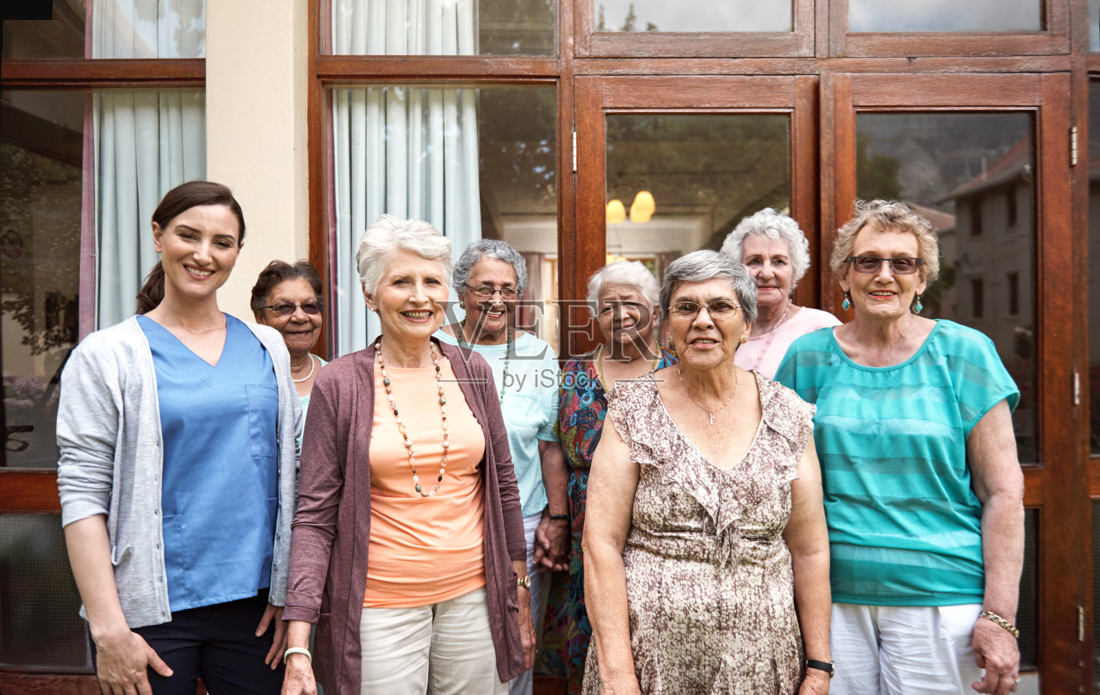 最终,朋友会变成你的家人照片摄影图片