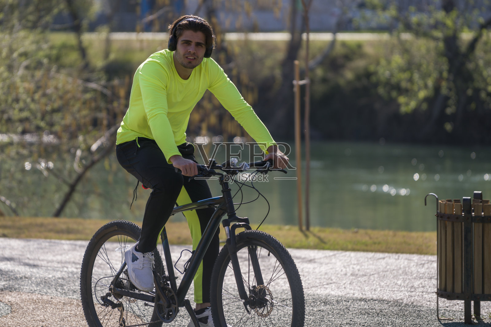 在公园里骑自行车的年轻人照片摄影图片