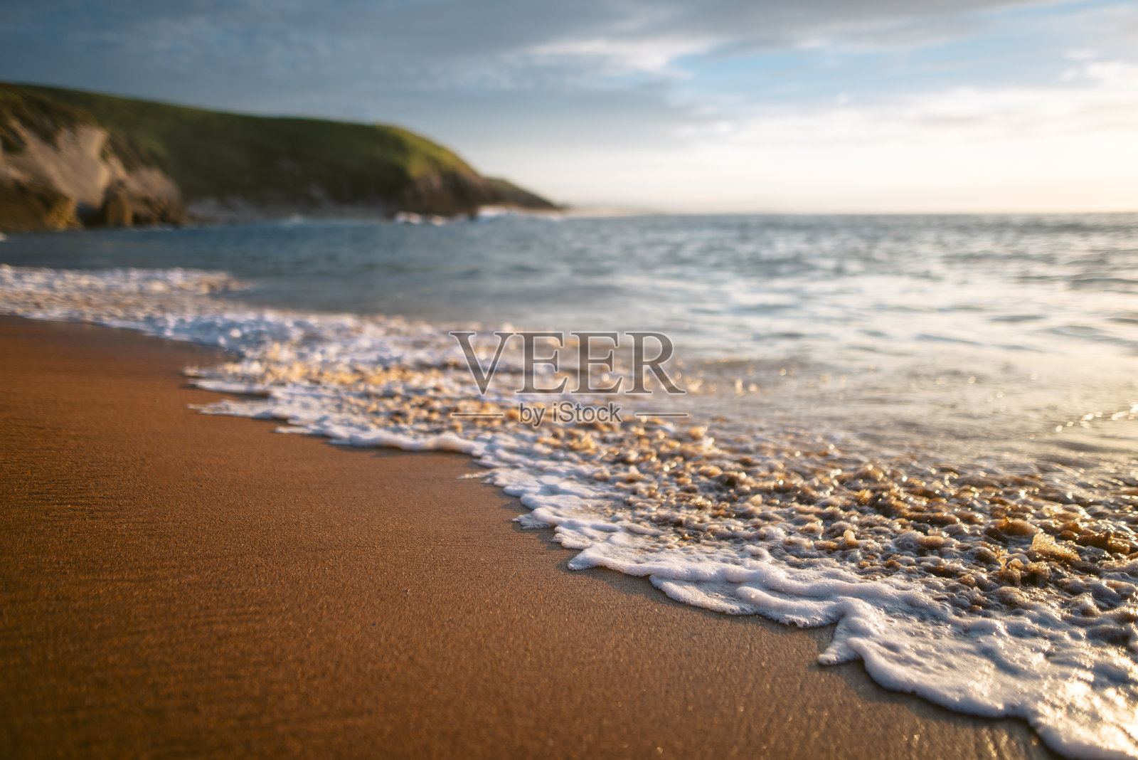 海浪涌向海滩照片摄影图片