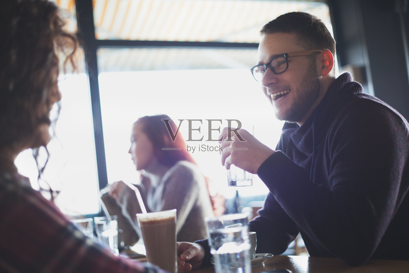 情侣在咖啡厅喝咖啡照片摄影图片