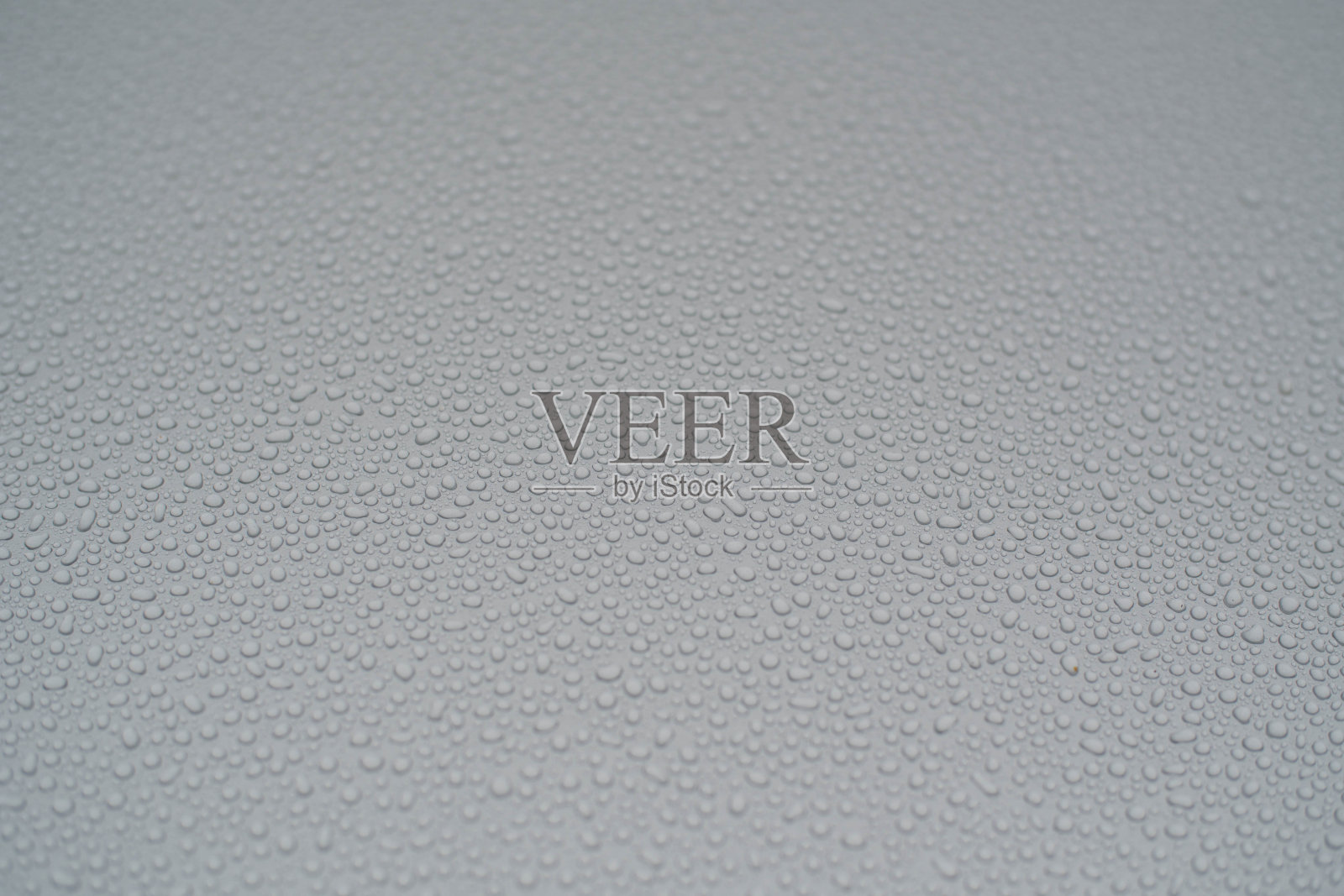 水滴在一辆刚洗过的汽车的发动机罩上照片摄影图片