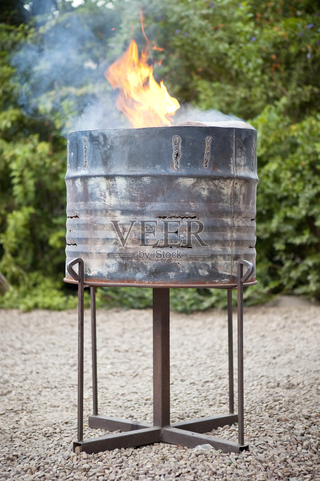 传统的油桶式壁炉照片摄影图片