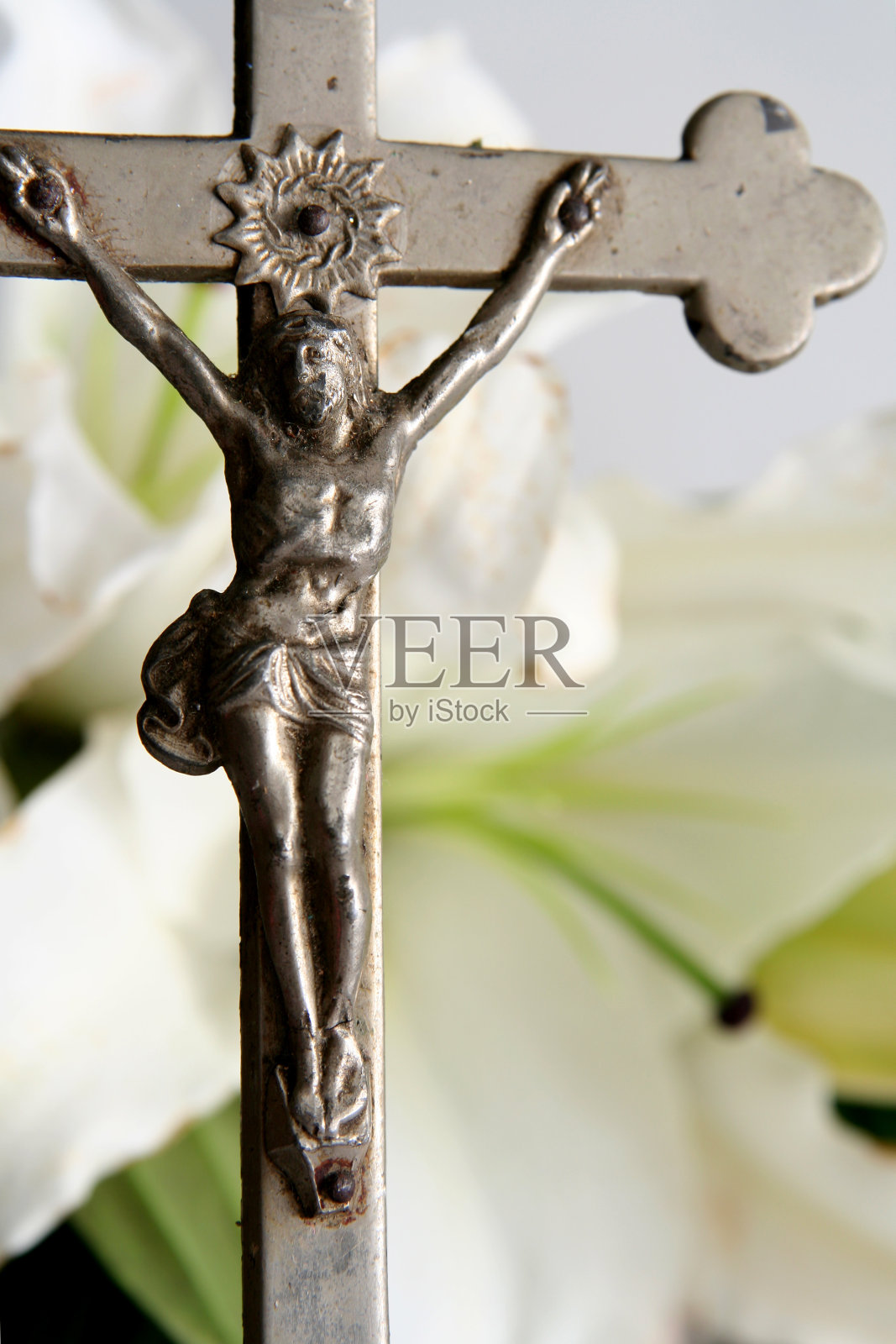 十字架和复活节百合花照片摄影图片