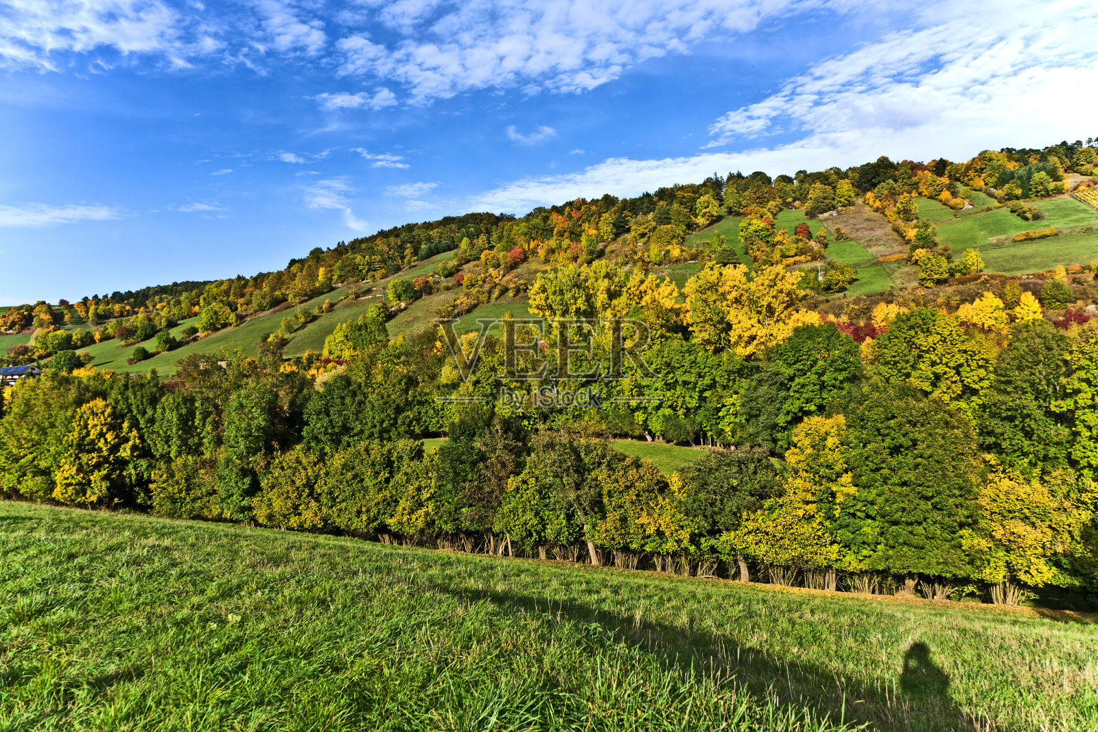 美丽山谷中的山丘和草地照片摄影图片