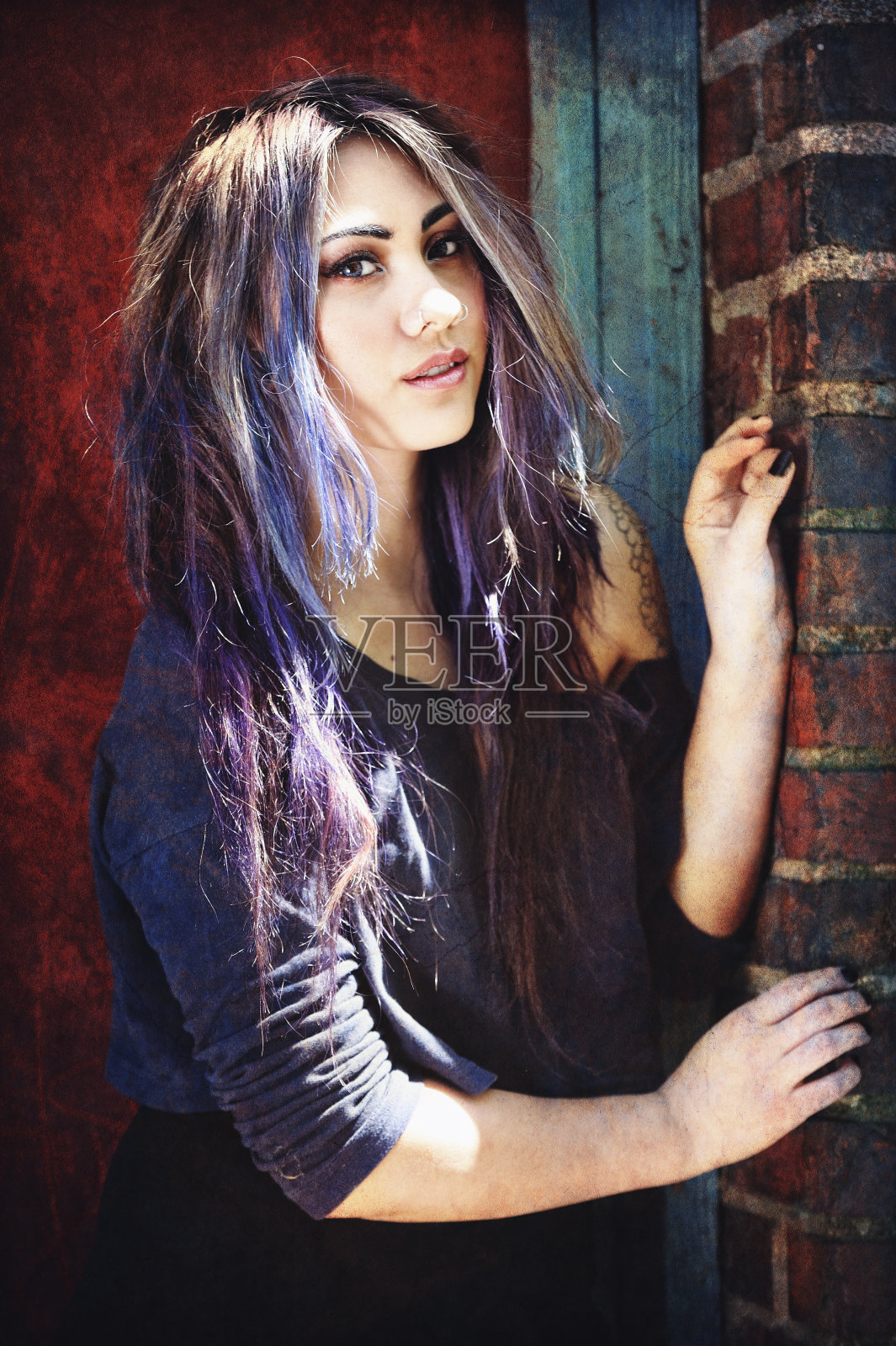 门口的美女照片摄影图片